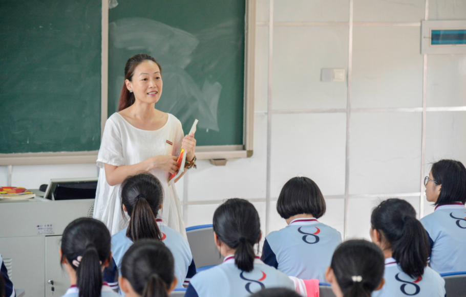 又是別人家的老師,清華大學老師板書火了,字跡堪比