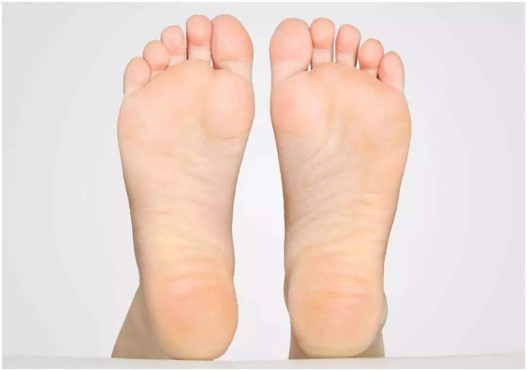 脚部和健康有关系吗?不妨自查,看看你的脚是否有这5种特征?