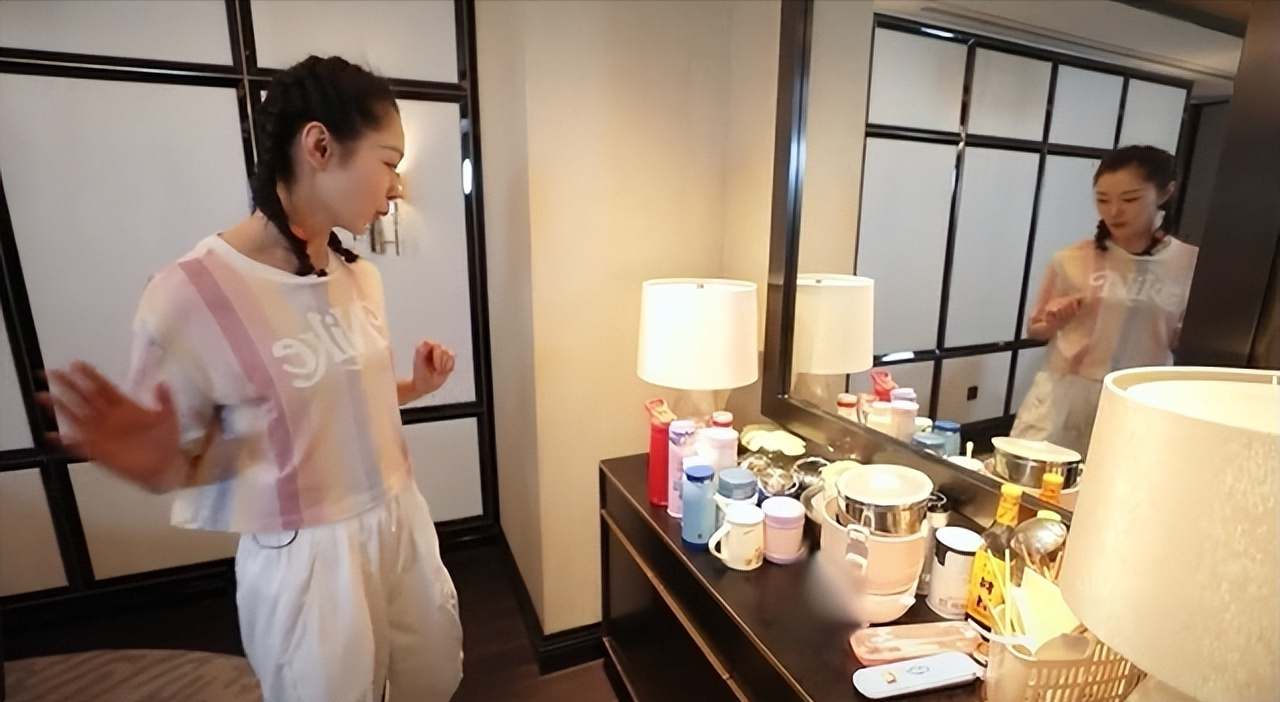 33岁宋轶的豪宅火了,全屋精致奢华,一尘不染,两个人居住刚刚好