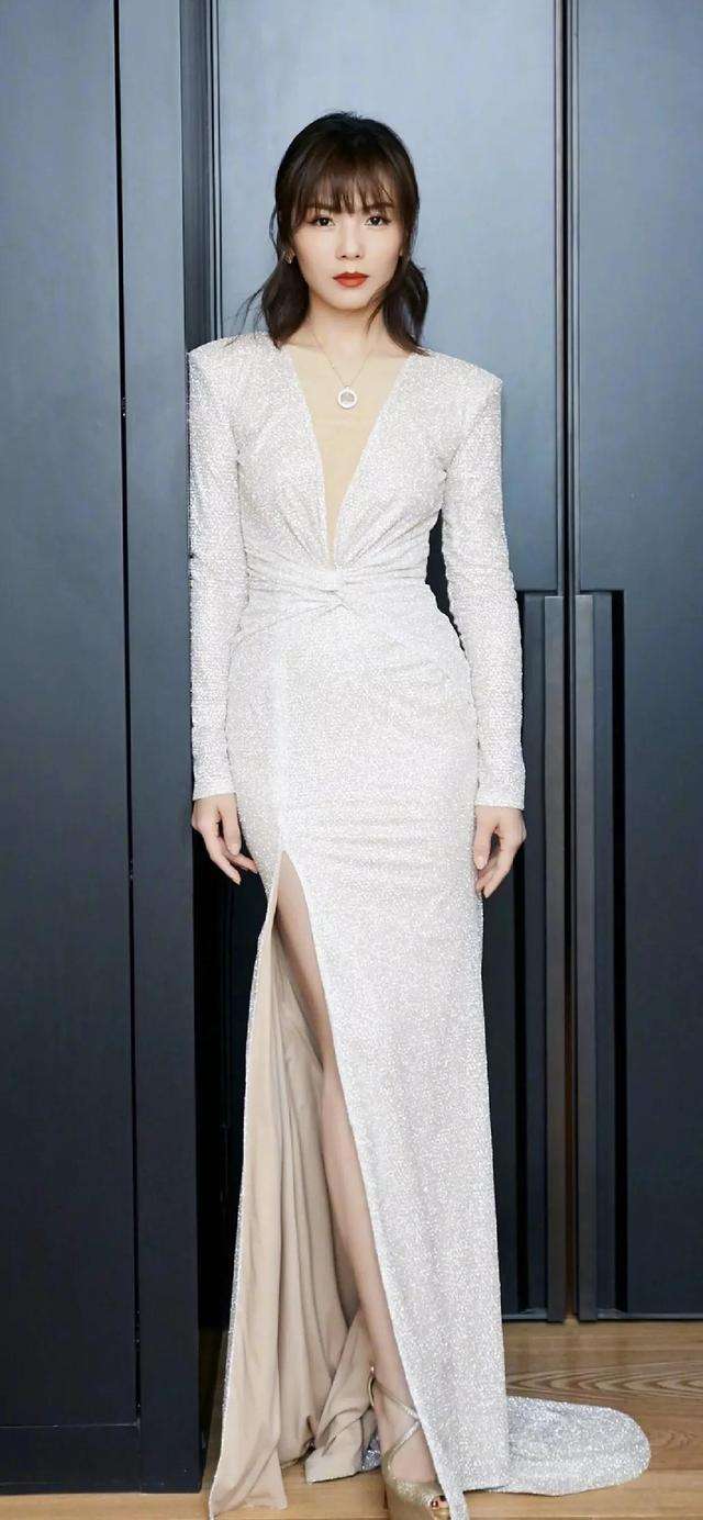 刘涛穿性感高叉裙露出火辣身材