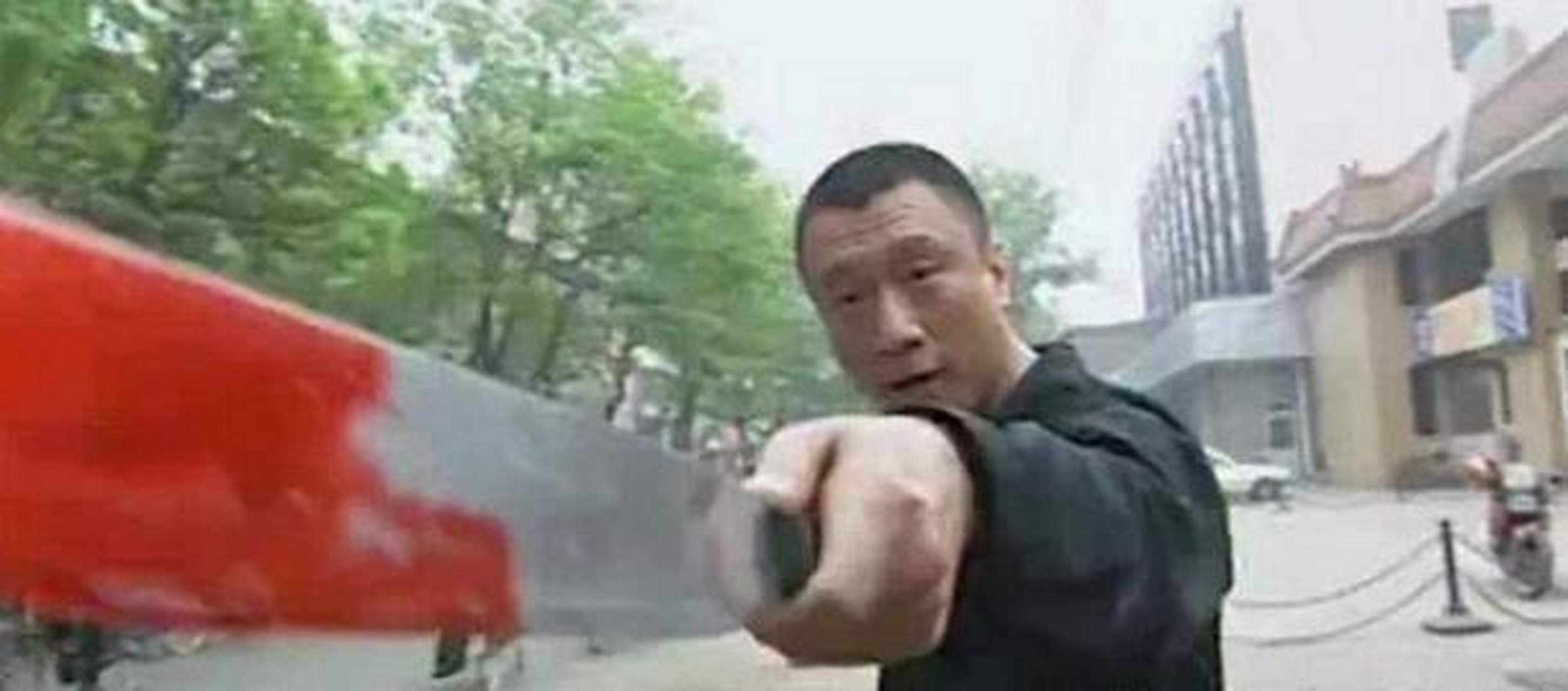 《征服》里面刘华强为什么要砍卖瓜的呢?