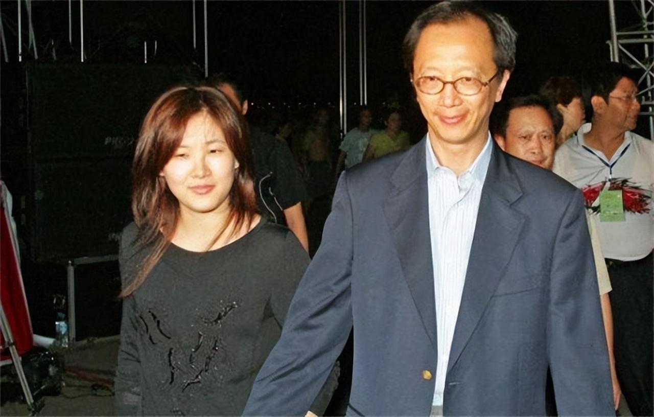 回顾香港富豪梁锦松:二婚娶小26岁伏明霞,被传离婚后火速辟谣