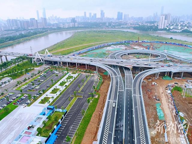 长沙东二环鸭子铺立交改造工程桥梁今日通车试运行