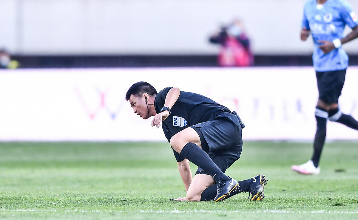 马宁在上海德比中华丽转身,摔跟头的沈寅豪还能站起来吗?