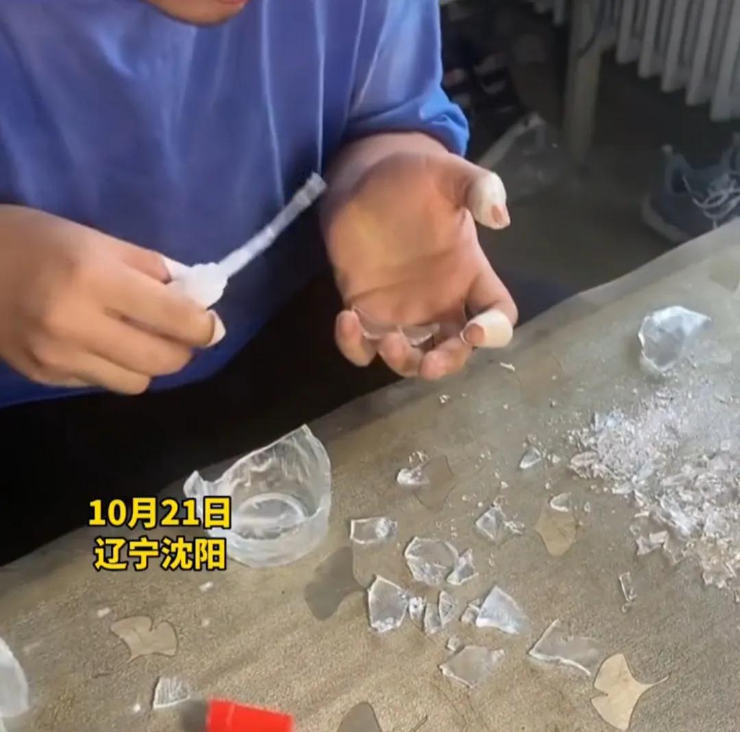 男生满手伤痕拼接破碎玻璃杯,仅仅因为女友一句话"拼好就和好"