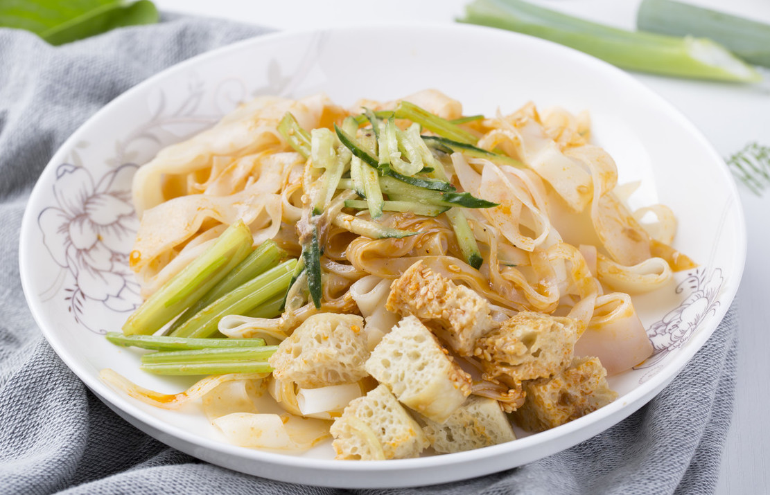 蒸凉皮总是开裂不劲道?调糊有讲究,多加2样,劲道爽滑有韧性