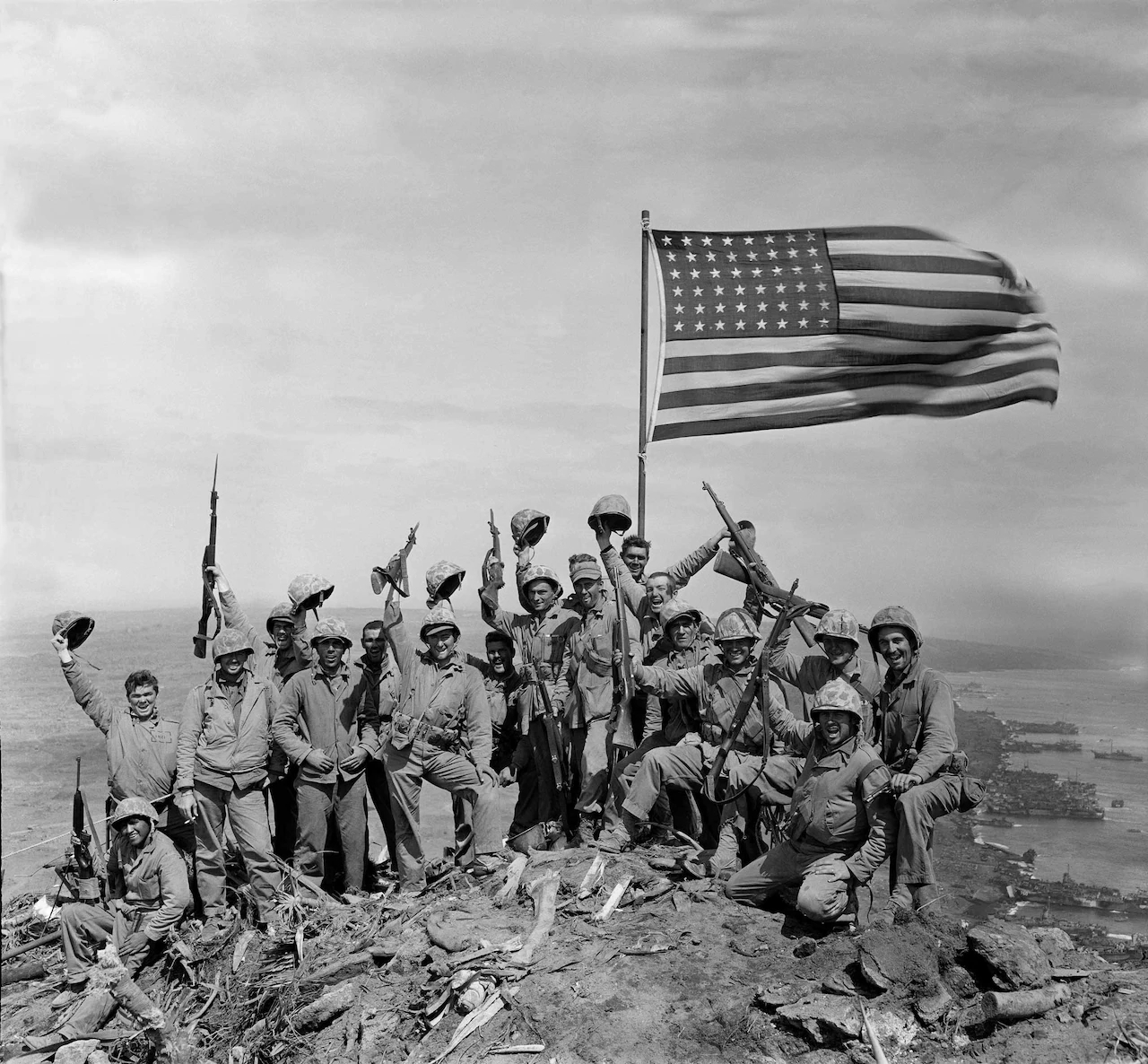 历史上的今天 1943年2月23日 美军在硫磺岛升起国旗