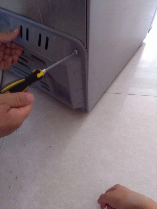 冰箱用了10年才发现后面还有个储水盒,打开以后,厨房都是臭味