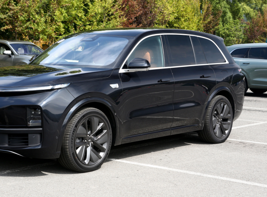 中国豪车"扬眉吐气",月销破3万台,可加油充电,让bba感到惧怕