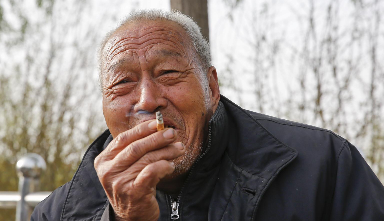 女儿回家送一条好烟,父亲舍不得抽,过年时打开烟盒,崩溃大哭