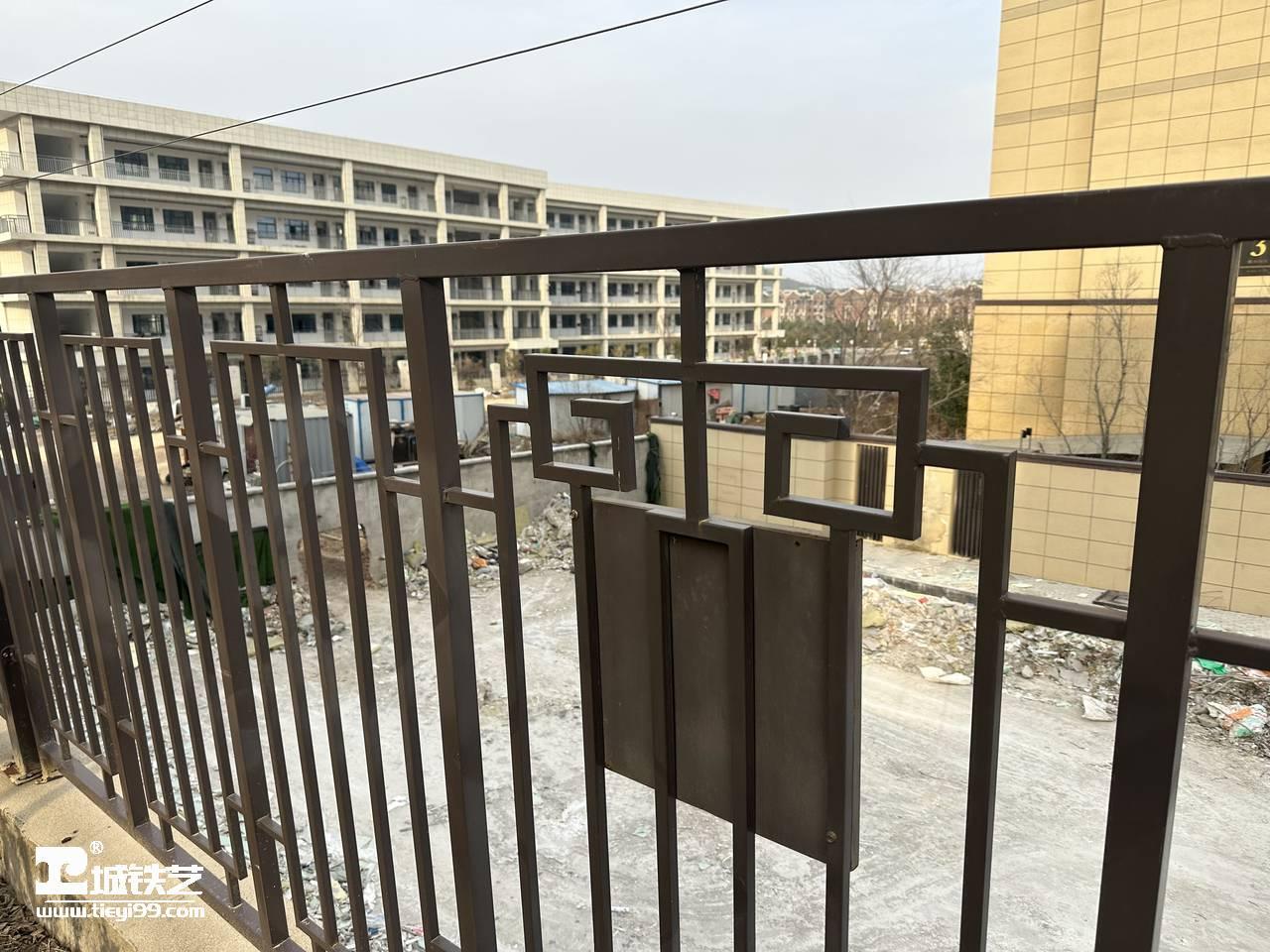 铁艺围墙护栏tw2337中式风格中央带logo造型样式-实景拍摄