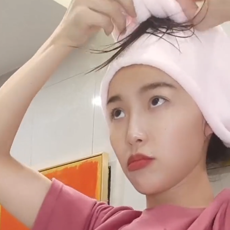 小贝饿了圈外老公罕见露面,穿衣时尚背影帅,于明年备孕生娃