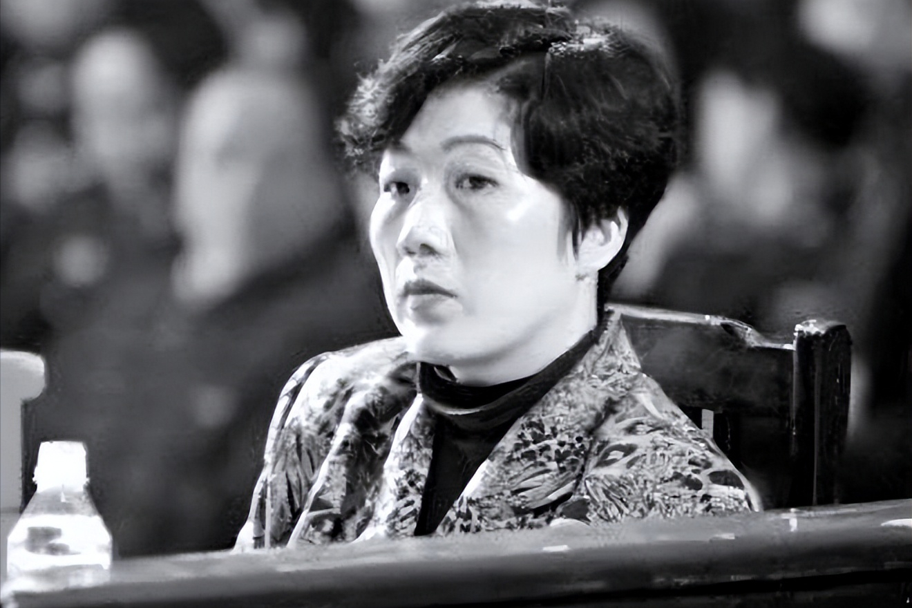 2003年,好色女贪官蒋艳萍,陪睡40名领导,为逃死刑勾引狱长怀孕