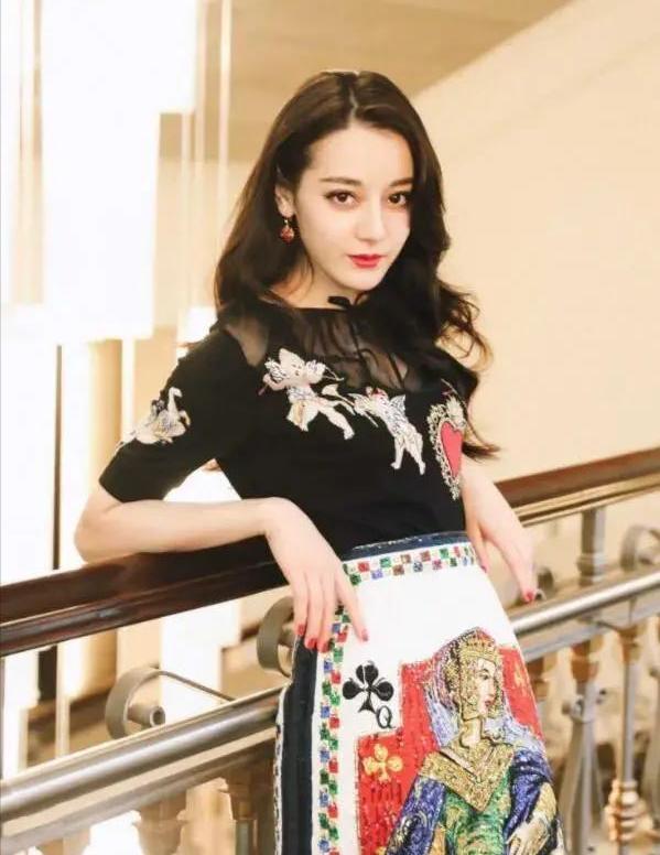 迪丽热巴豪宅曝光,装潢时尚又温馨,不愧是女神审美都与众不同