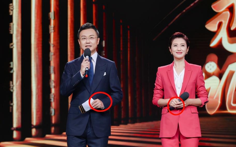 "央视名嘴"刚强与老婆双双出镜,舞台上满脸笑容,暗撒狗粮太甜