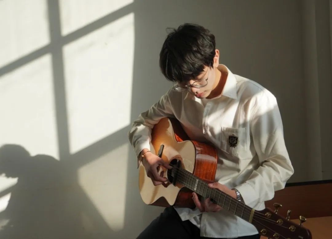 吴钟弦:电影《再无人像你》片尾曲《盛夏予你》打动无数观众