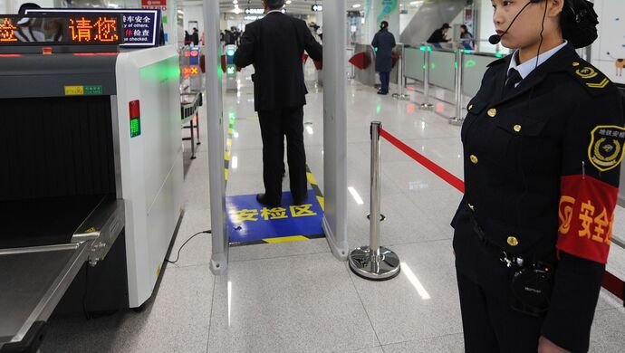 年薪30万应聘地铁安检员被拒?上海这位"首席"为他支招……