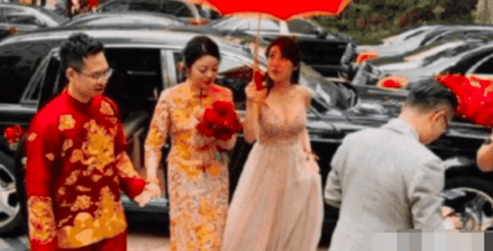 抖音"最美伴娘"火了,穿着隆重抢尽风头,确定不是来砸场子的?