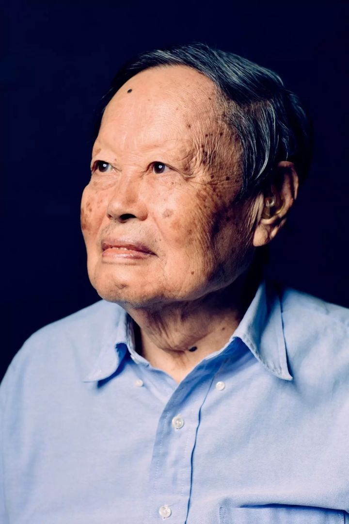 81岁杨振宁归国,被人讽刺回国养老,学者:我们欠他一个道歉