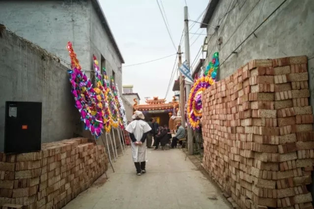 农村办丧事出殡前为什么要摔瓦盆?为什么必须要摔碎?