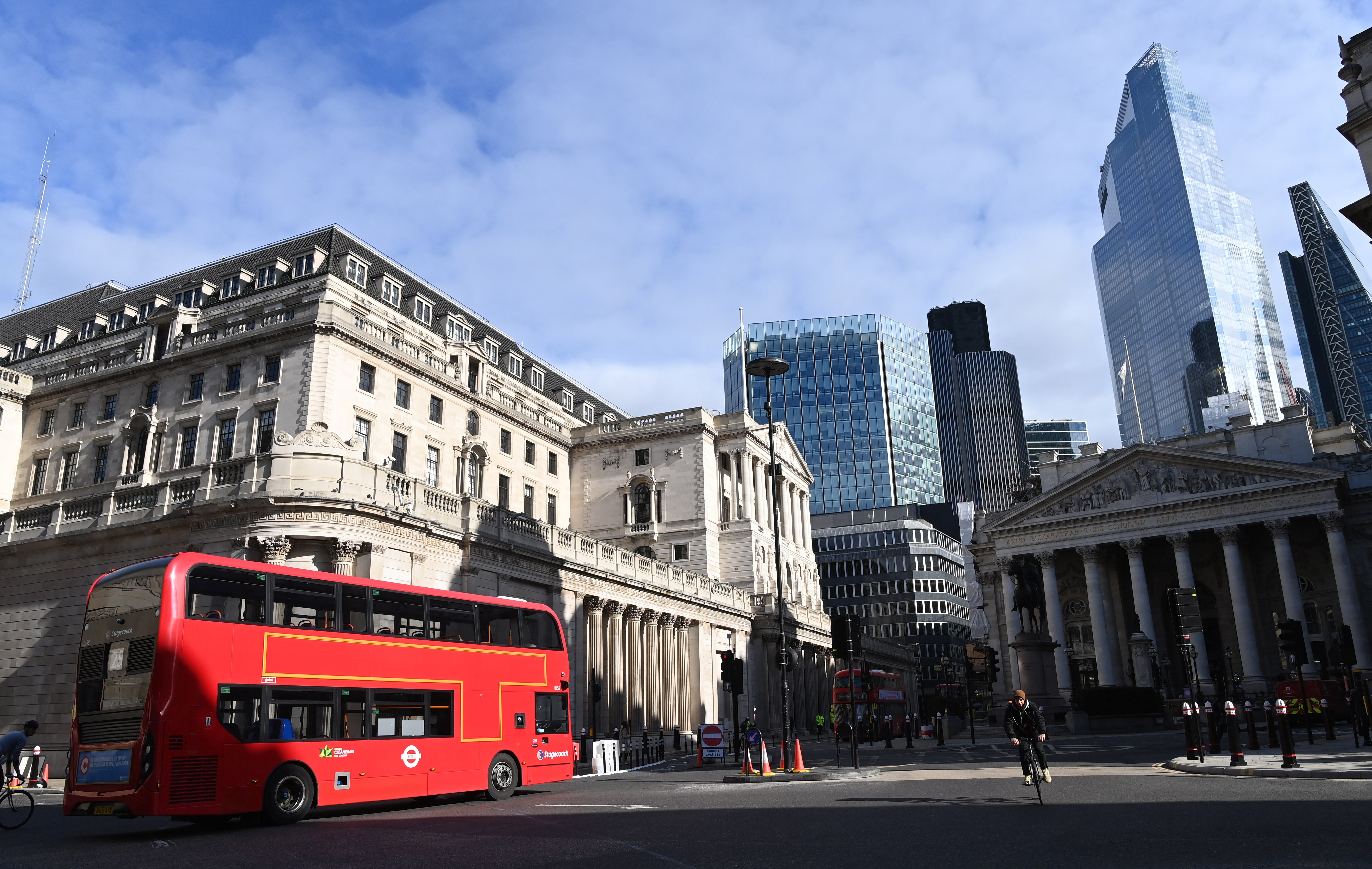 英国提高伦敦等地区新冠警戒级别(2)