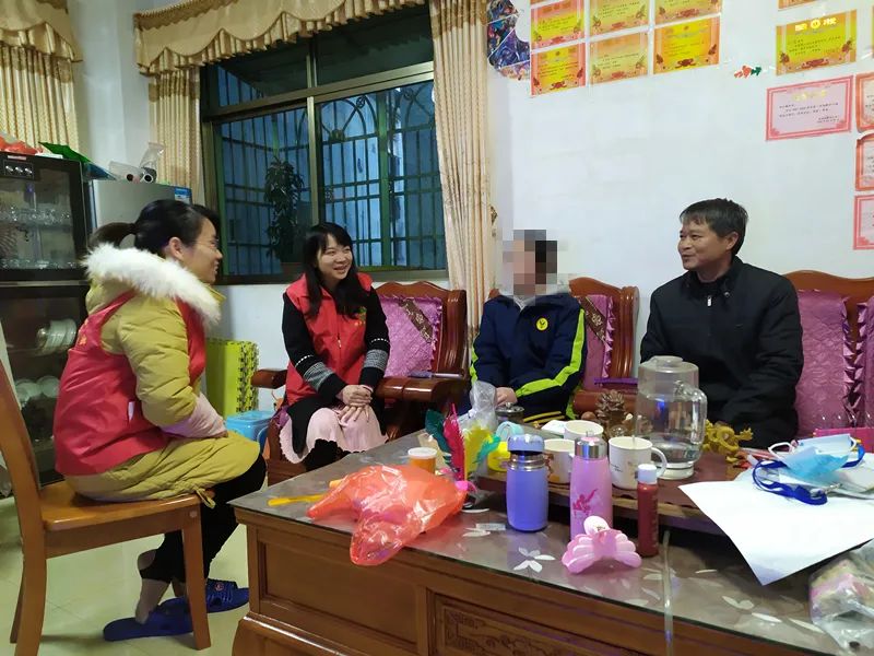 校长王晓松蕉岭县镇平中学开展关爱青少年志愿服务活动