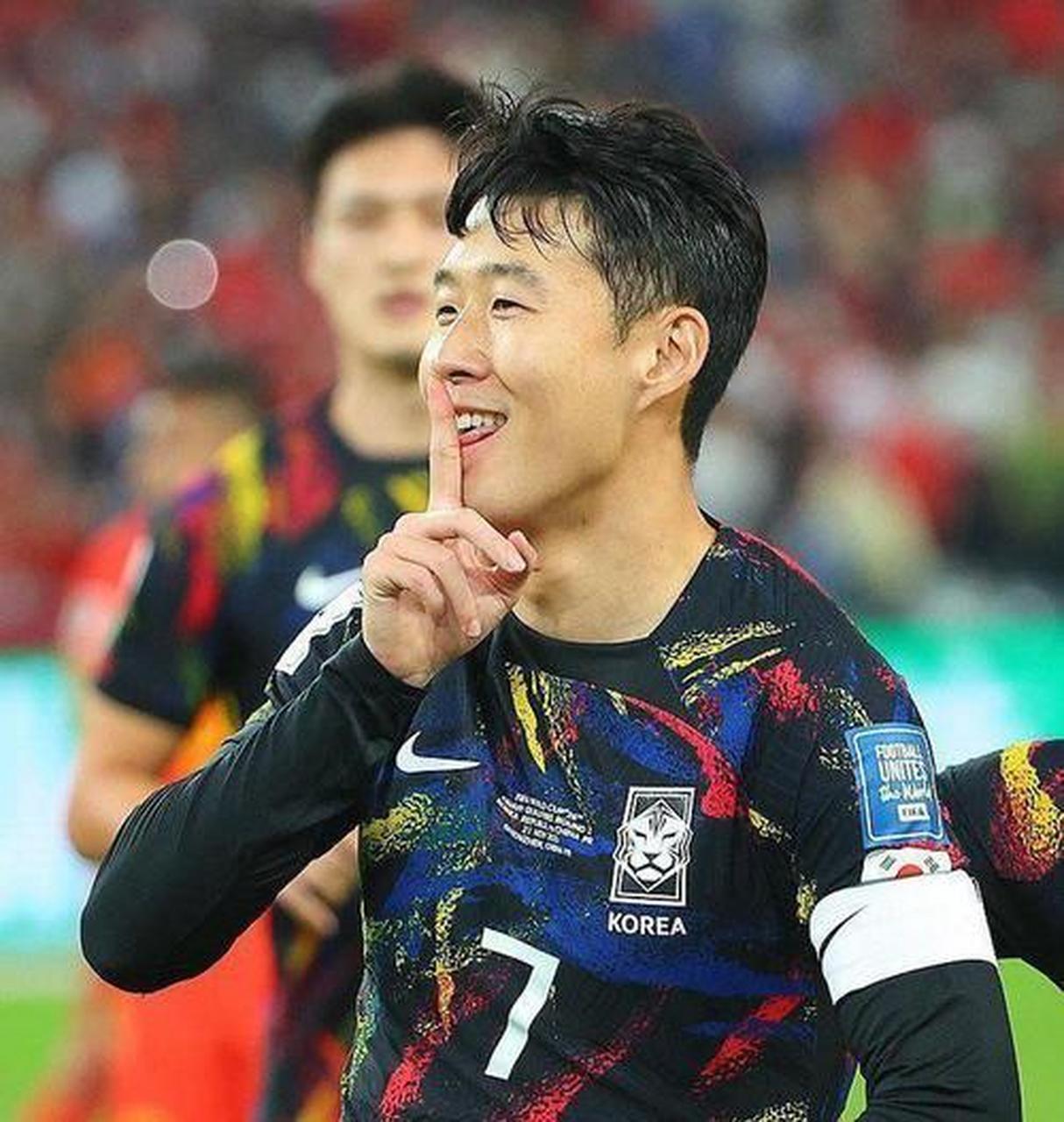 韩队进球,孙兴慜庆贺时冲着中国球迷做了闭嘴的动作,被视为挑衅.