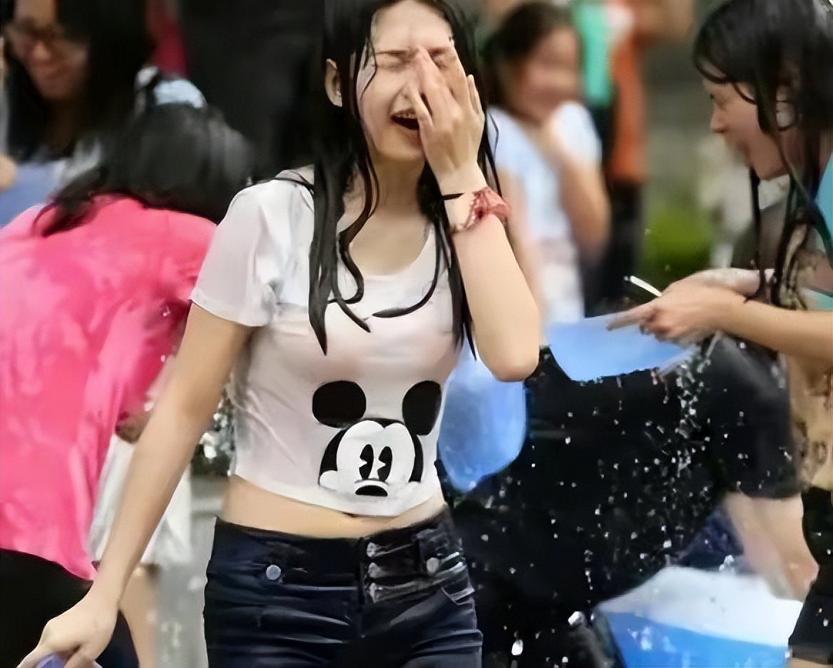 云南泼水节不雅事件,女生生理期被撕雨衣,微胖女子被围攻