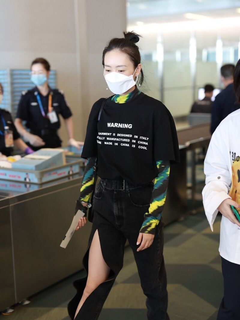 童谣街拍私服太会穿,黑色撕扯风格牛仔裤个性十足