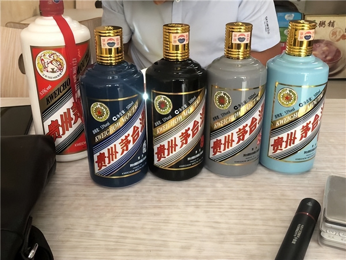 农村集市,为何总有人"高价收酒",这其中有什么套路,作何用途