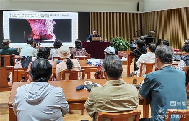 河南安陽社區大學公益攝影班在市圖書館文化大講堂正式開班