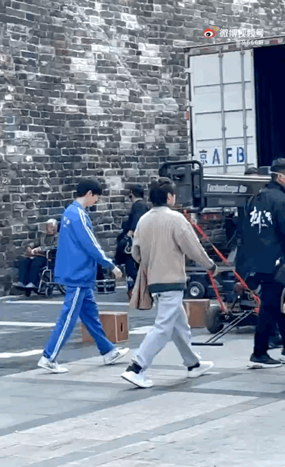近日有网友偶遇王俊凯 在凤阳鼓楼拍摄新戏《刺猬》 以上图片来源