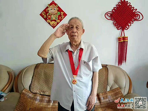 淮海战役中荣立一等功 92岁老党员王宝贵转业后初心不改