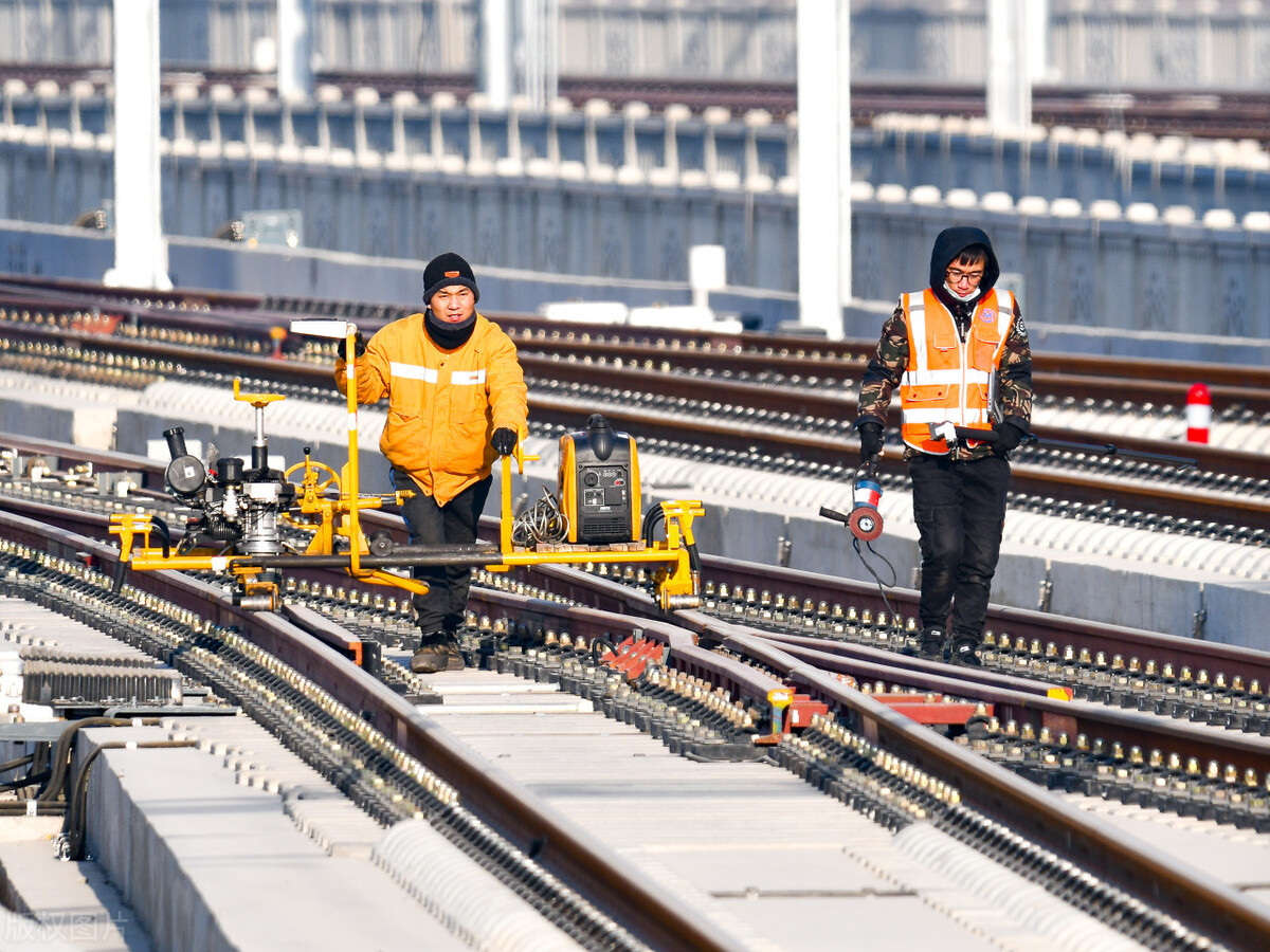 雄安新区雄安高铁站,工人们正在进行最后的收尾工作