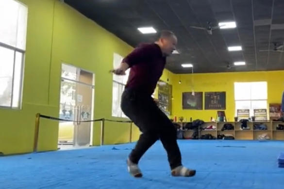 57岁的李宁体能超强!重现当年英姿,后空翻灵活度不输金牌选手