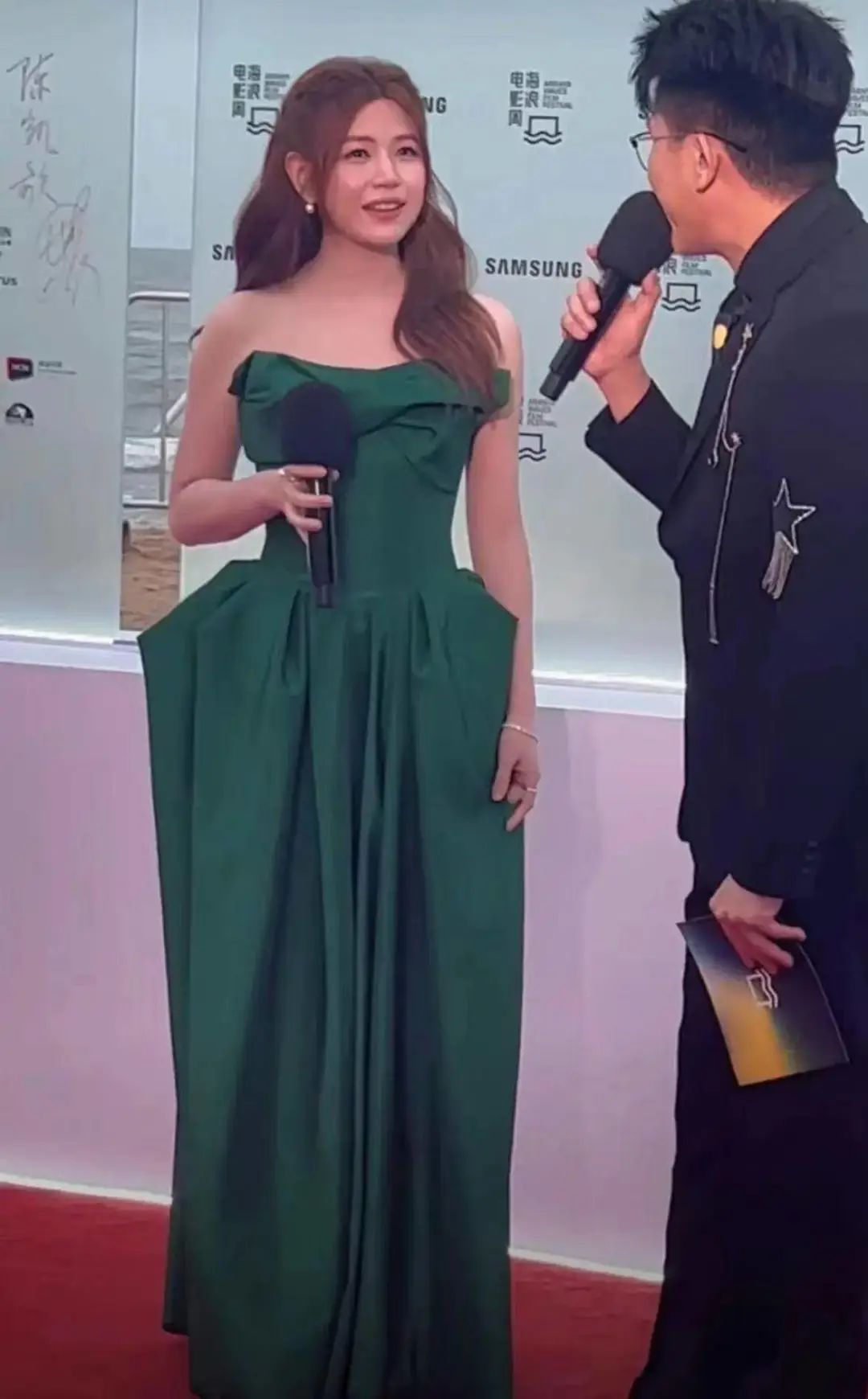 陈妍希曝光真实身材,泳装尽显凹凸曲线,引发热议陈晓幸运大发