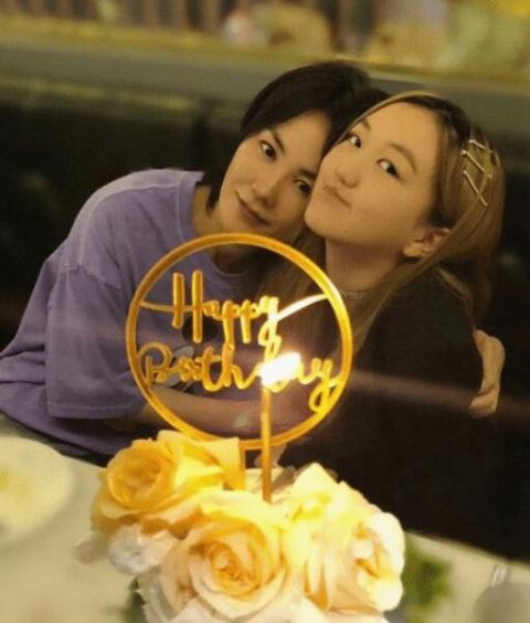 李嫣和闺蜜同游环球影城 俩人喝饮料热聊氛围愉悦