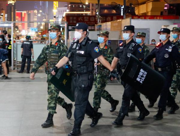 广西南宁:武警公安联勤武装巡逻 为出行保驾护航