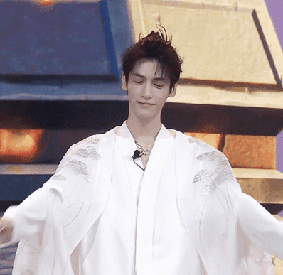 罗云熙直播不开美颜,瞬间曝光真实颜值,32岁皮肤状态我却看愣了