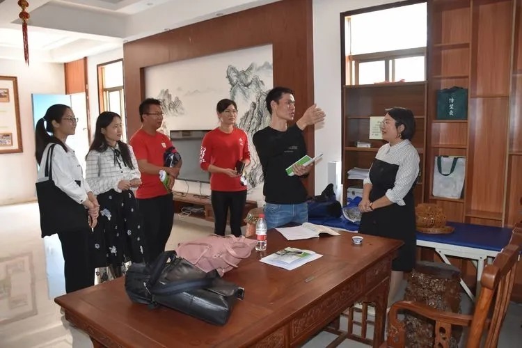 广州市培英中学潘勇校长带队赴雷州市杨家初级中学对口帮扶