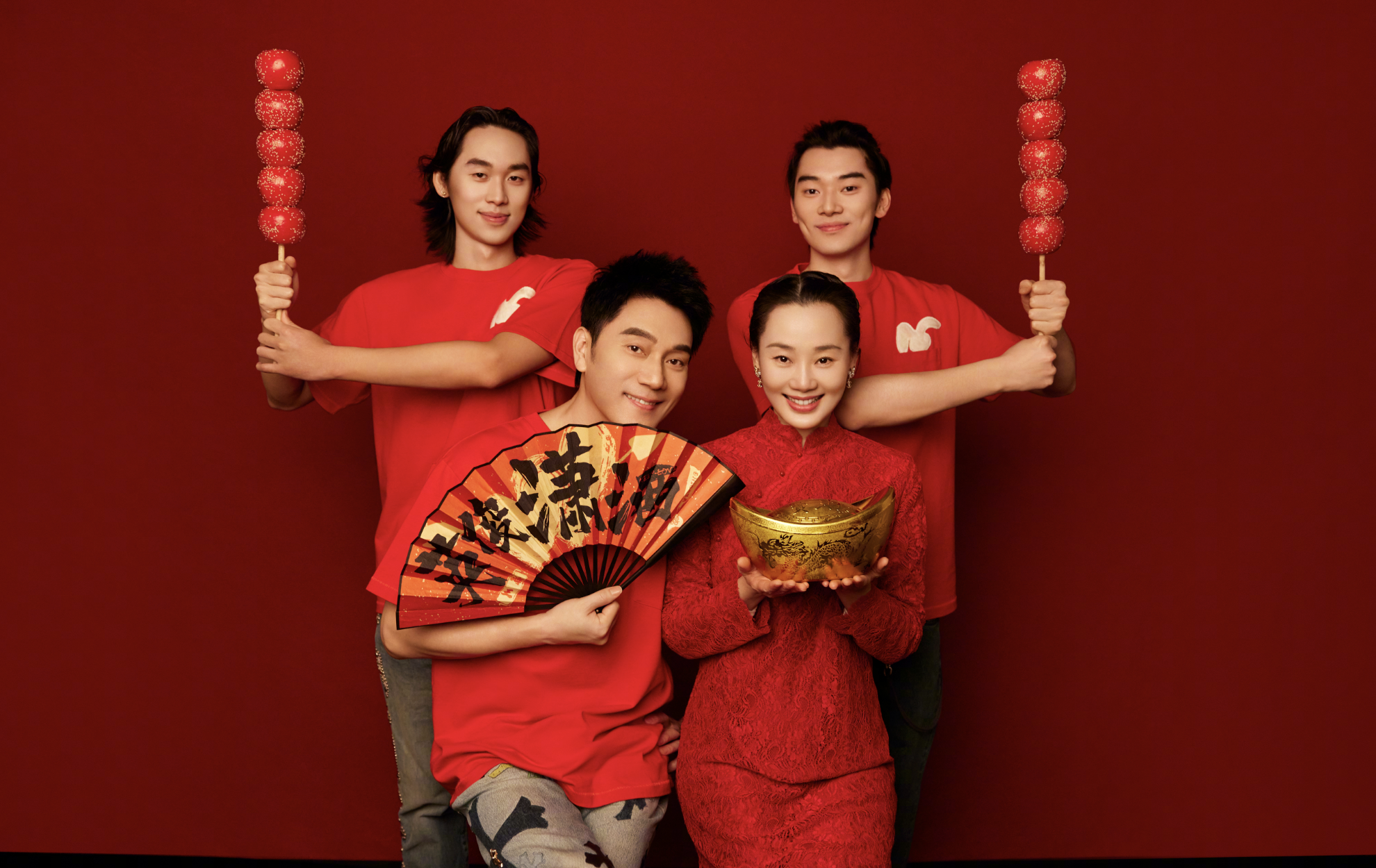 林依轮除夕晒一家12口全家福,俩儿子高大帅气,祖孙三代温馨同框