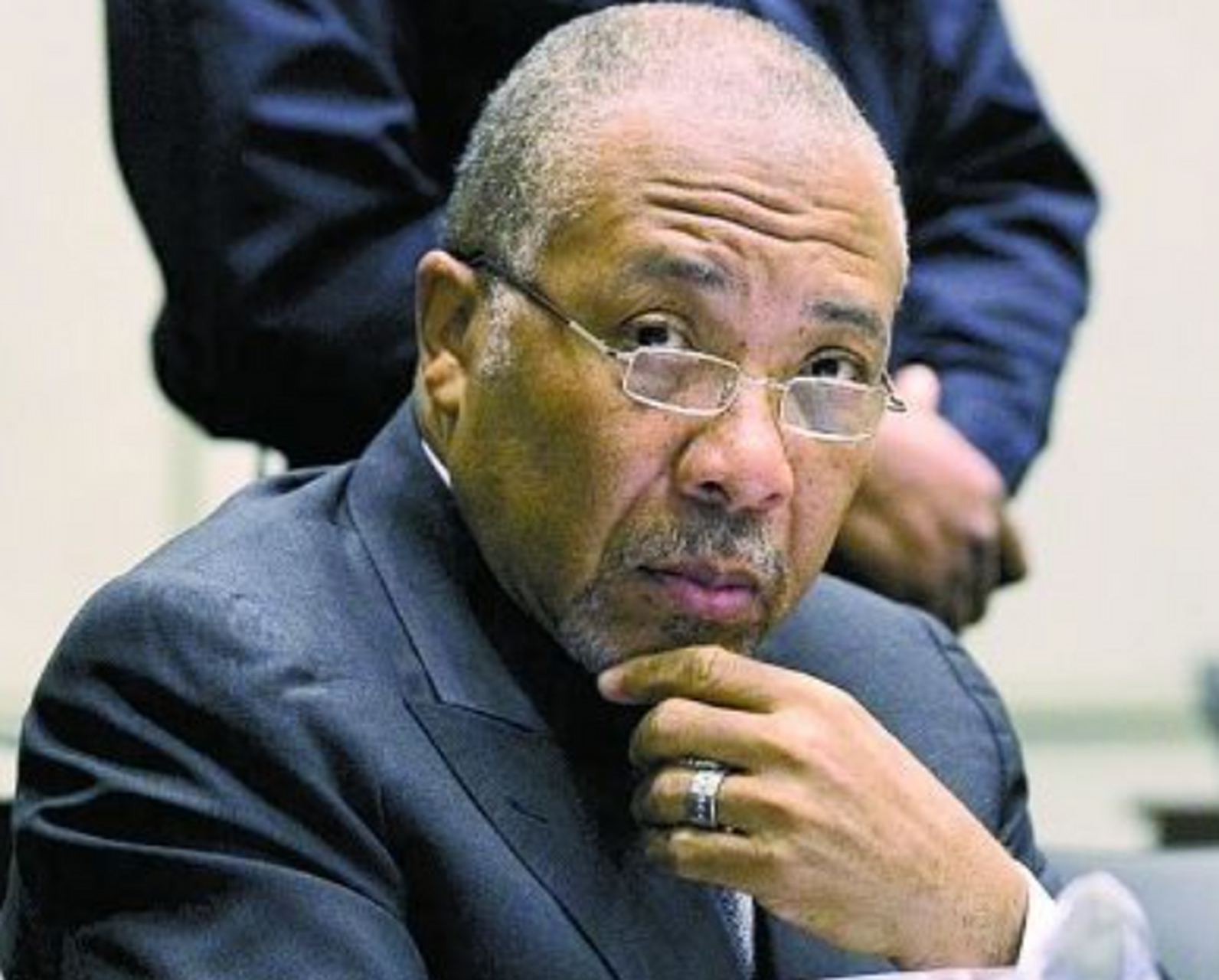 1990年,38岁的利比里亚前总统多伊浑身赤裸地瘫坐在地上,他的耳朵已经