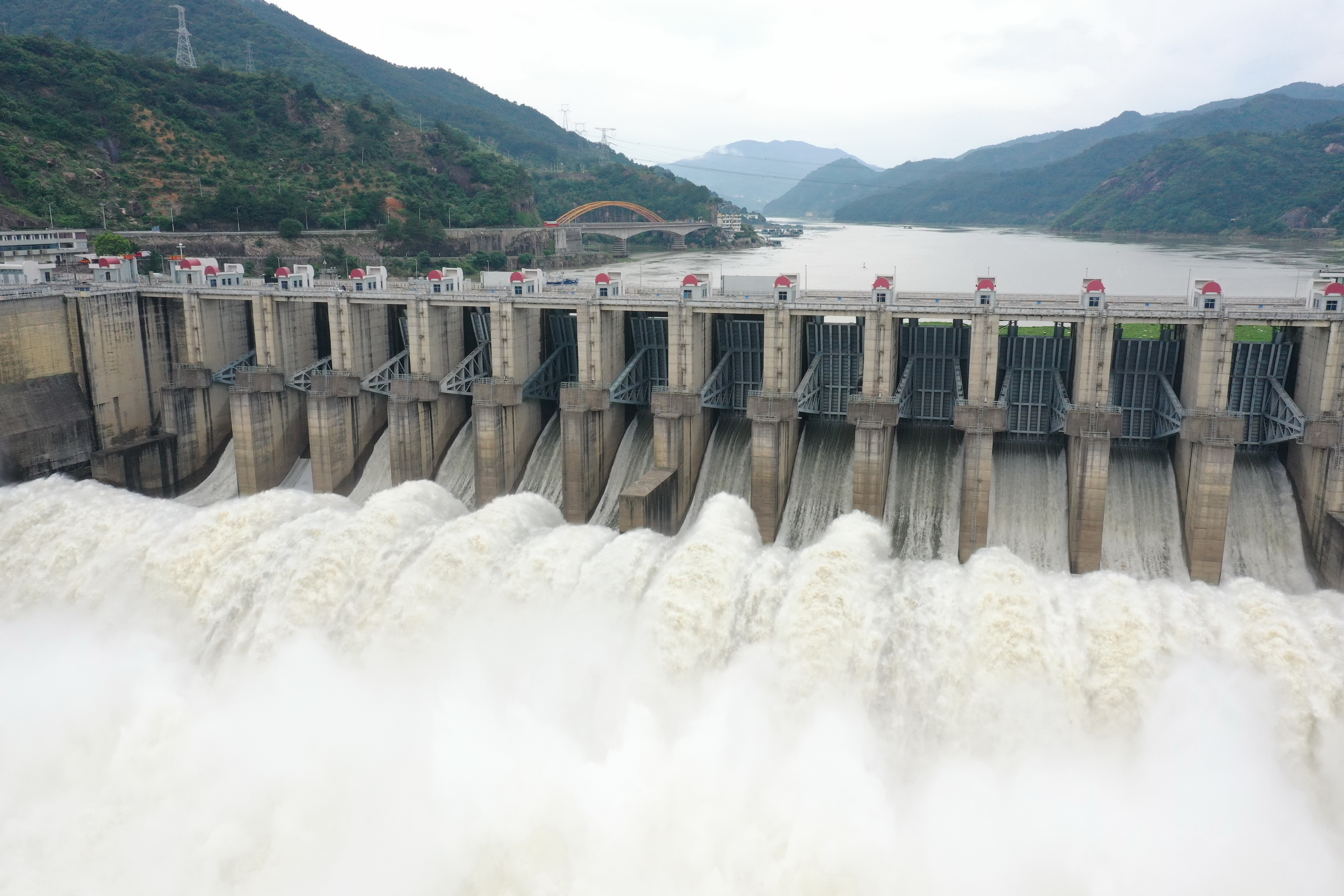 福建水口水电站今年首次开闸泄洪