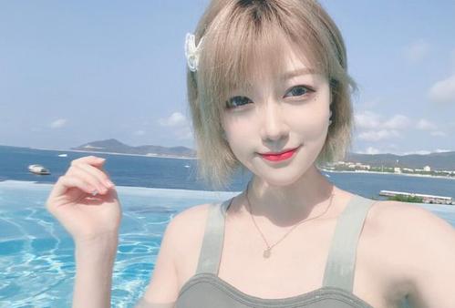 5张照片5个样子,"最美陪玩"咬米自拍照回顾,值416一小时吗?