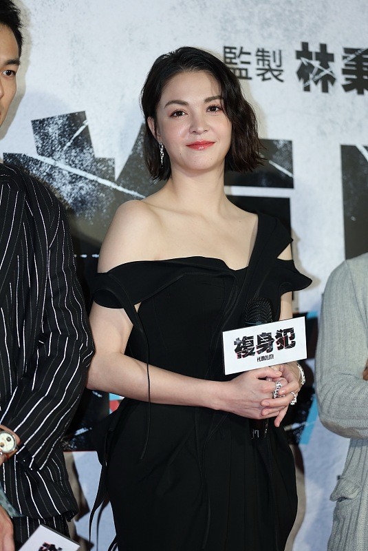 张榕容的气质不一般,穿单肩的裙子看着有肉感,不愧是"杨贵妃"