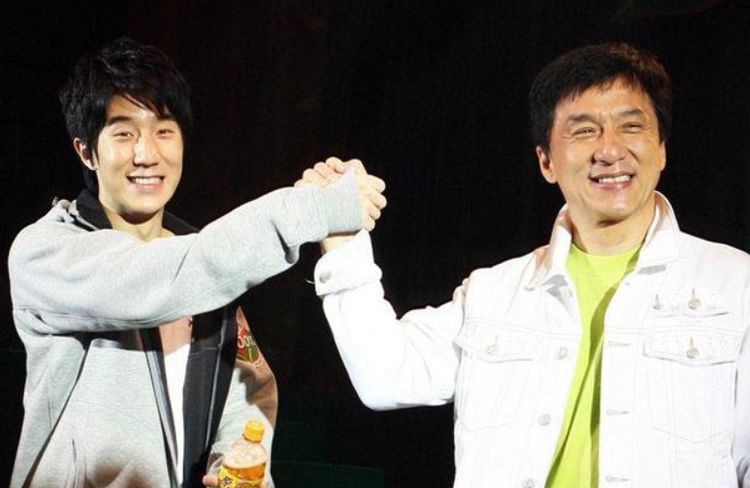 38岁房祖名近况曝光,开百万豪车与朋友喝茶,一支烟价格过万?