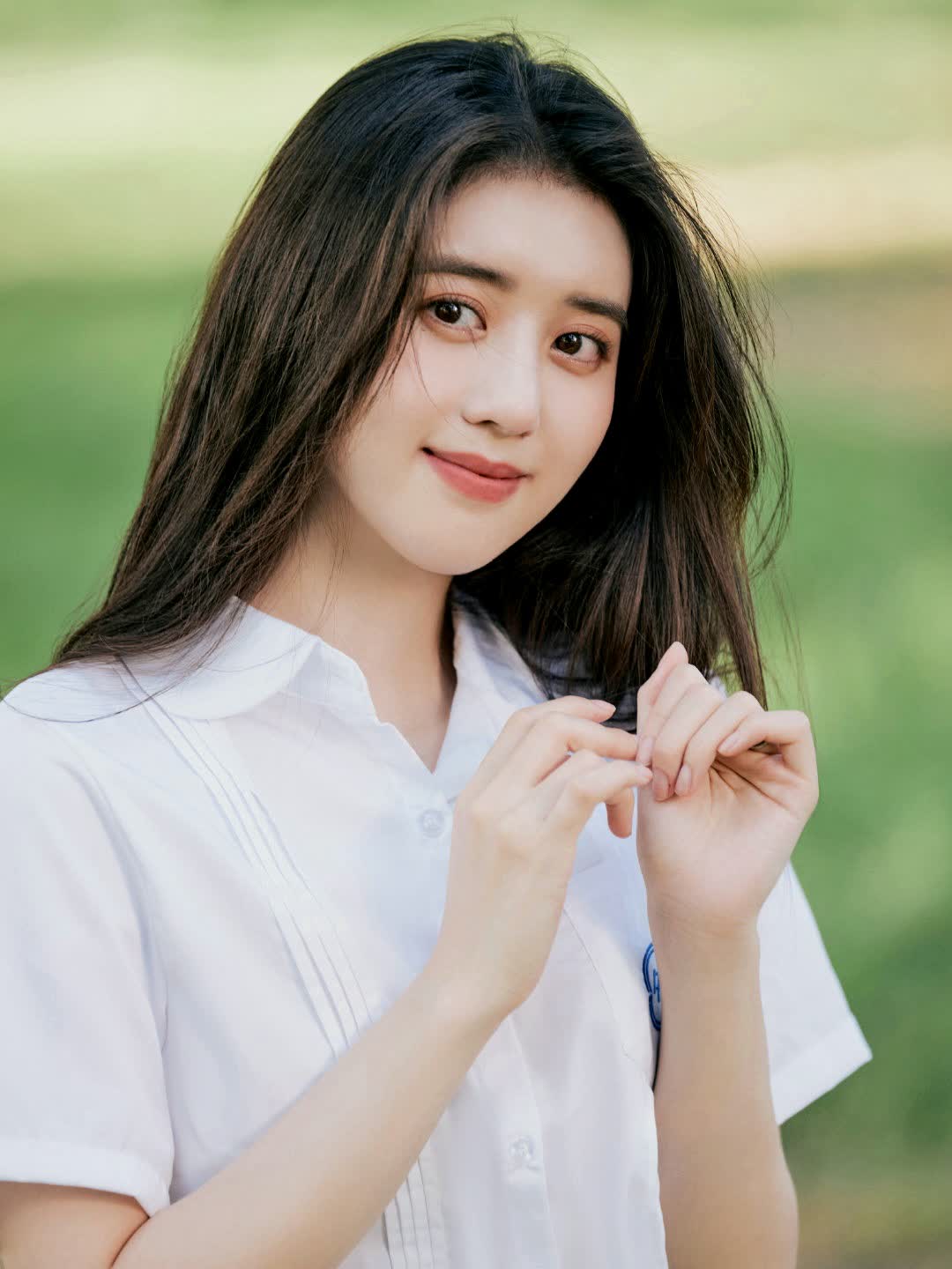 李凯馨清新校服装扮,怀念校园时光!