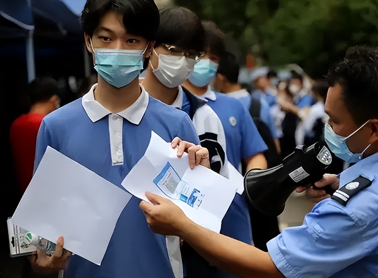 網友路上偶遇高考試卷押運車,這陣仗不是一般的大