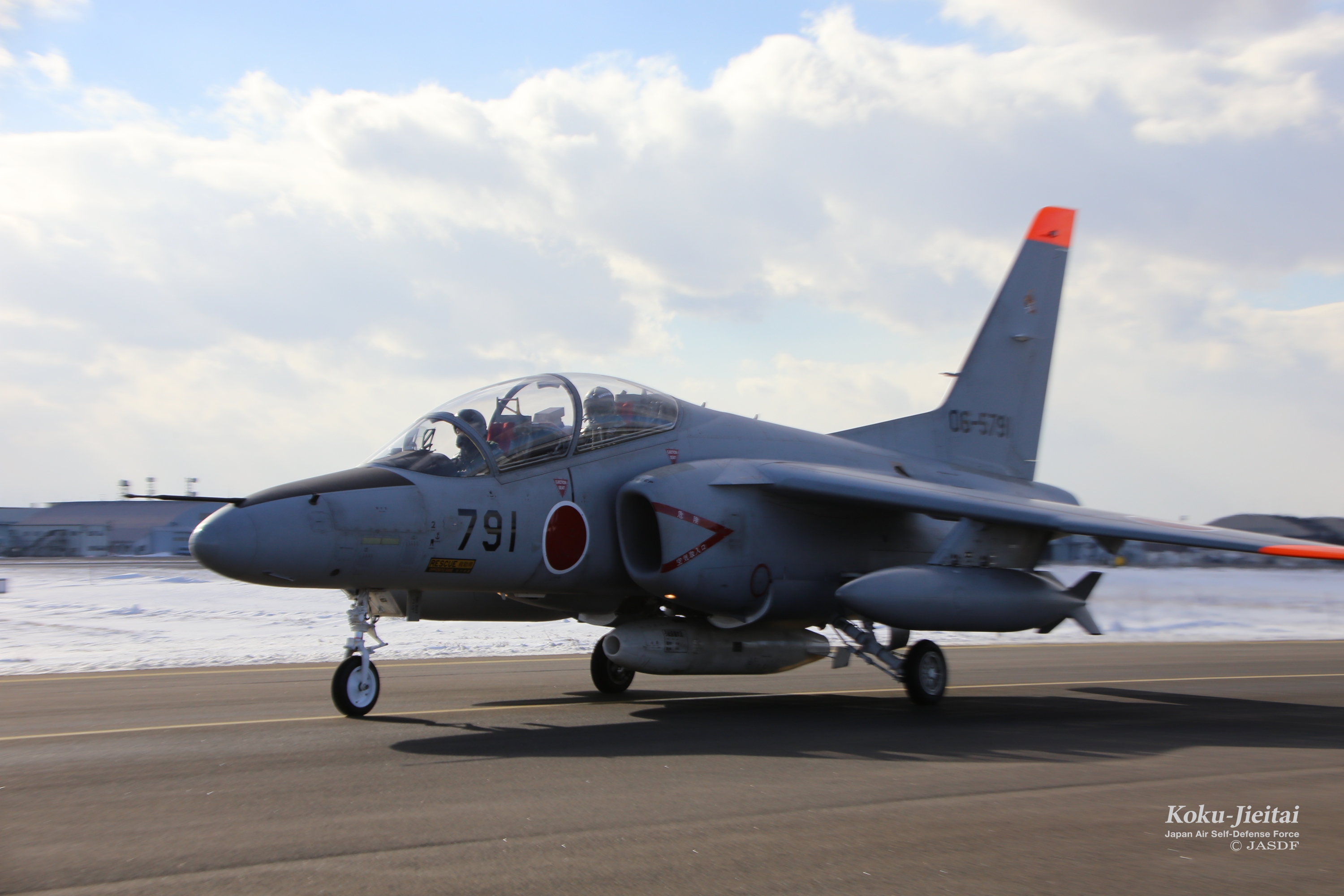 航空自卫队川崎产"t-4"高亚音速教练机