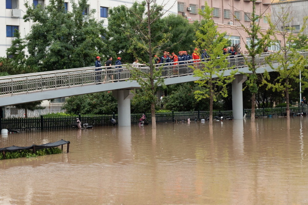 洪水肆虐北京门头沟城区,树枝泥浆遍布道路,车辆无法行驶